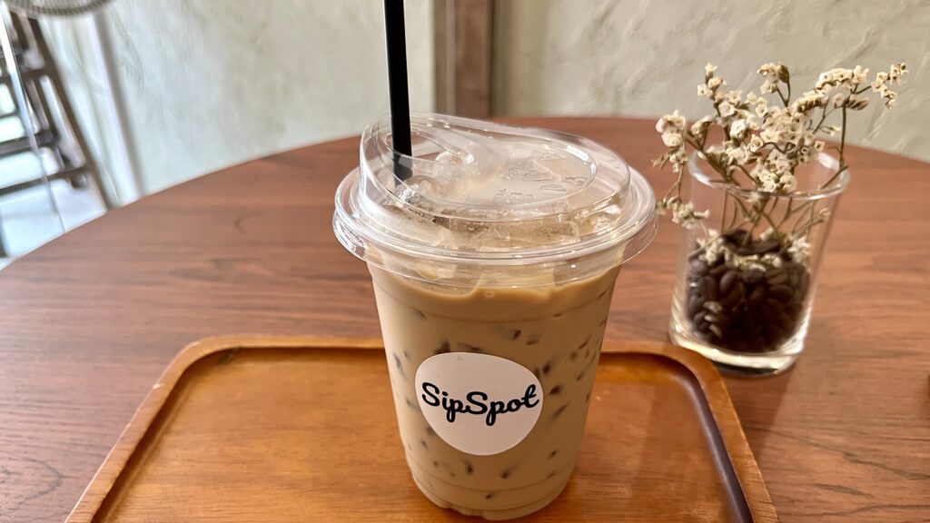 テーブルに置かれた Sip Spotのカフェラテ