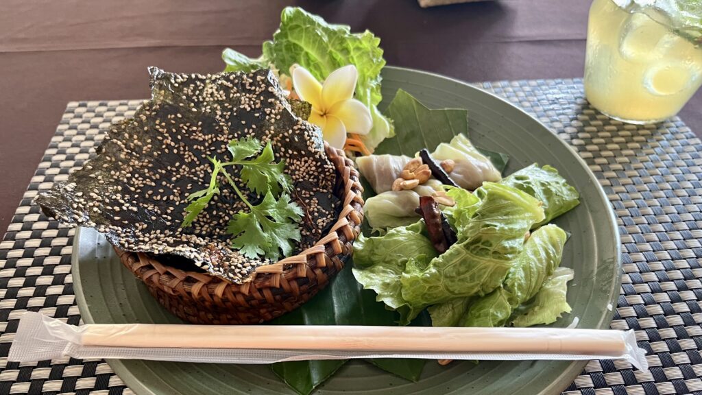 バンブーレストラン(Bamboo Tree Namkhan Riverside Restaurant)の前菜、名物の川苔が盛られている