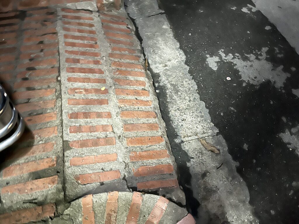 レンガ作りのルアンパバーンの歩道