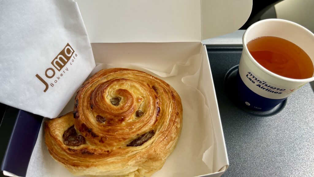ラオス航空の機内食、レーズンロールパンと紅茶