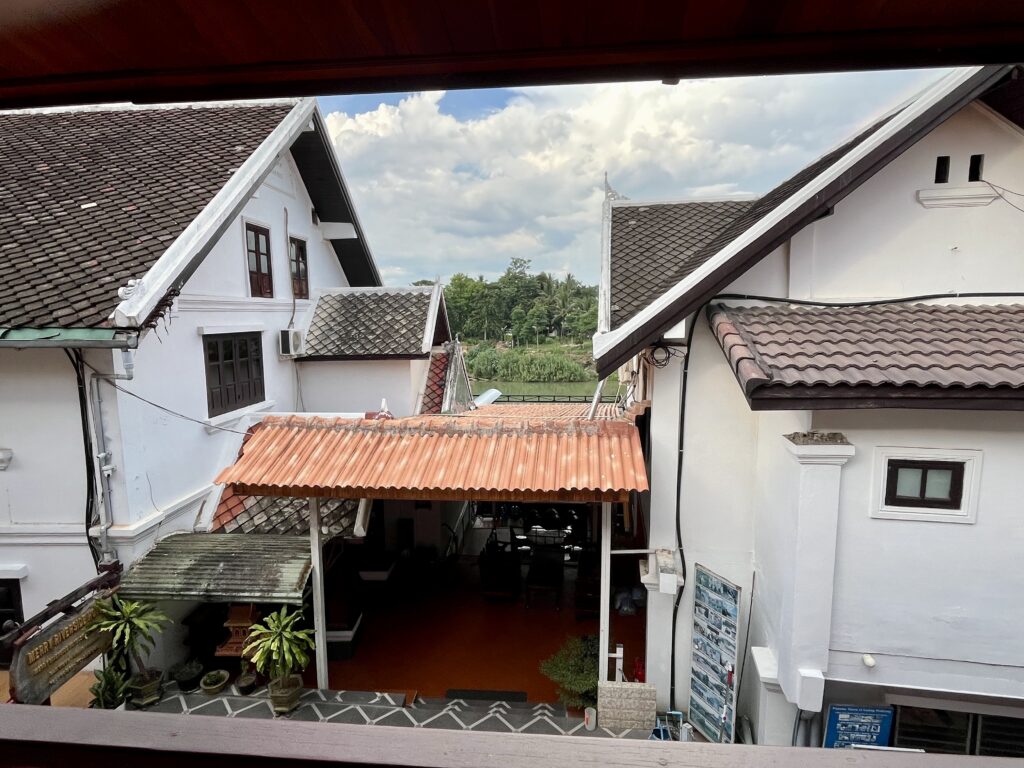 Merry Riverside Hotelの部屋のテラスから眺める景色、中庭と遠くに川が見れる