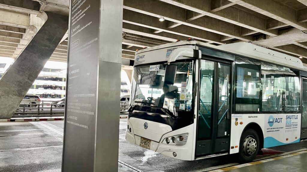 スワンナプーム国際空港到着2階ロビーに、スワンナプーム〜ドンムアン空港間の無料シャトルバスが停まっている