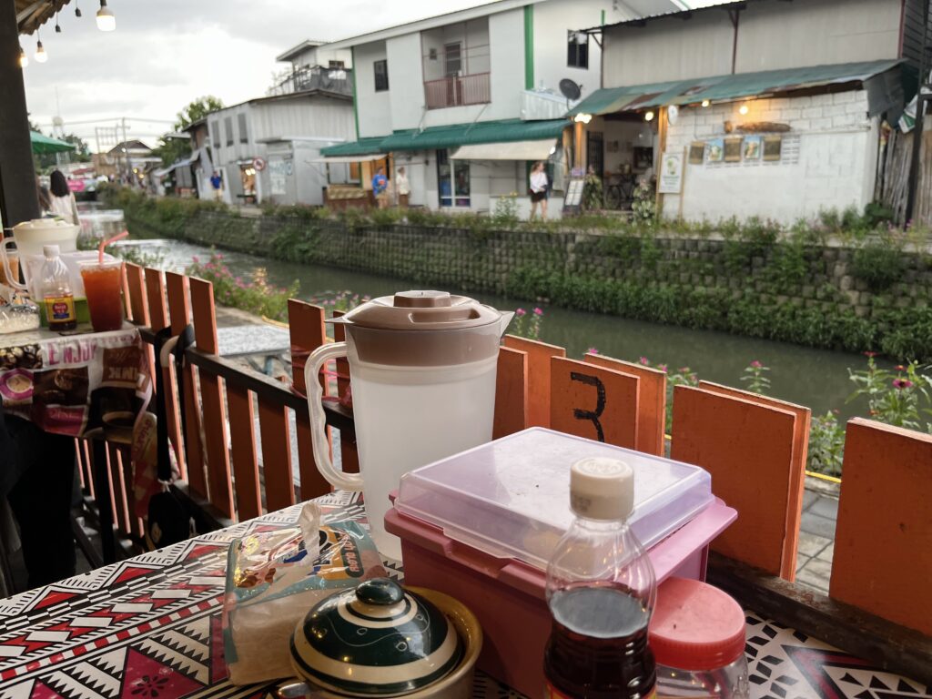 チェンマイのメーカー運河にあるก๋วยเตี๋ยวซอยตันป้าแมว(クイッティオ・ソイタン・パーメーオ)の店内