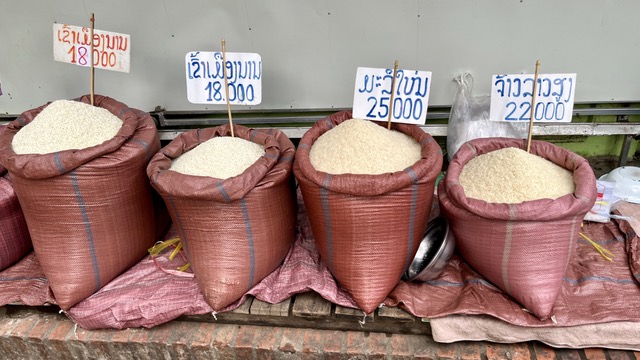 Luang Prabang morning marketに並ぶ米の袋