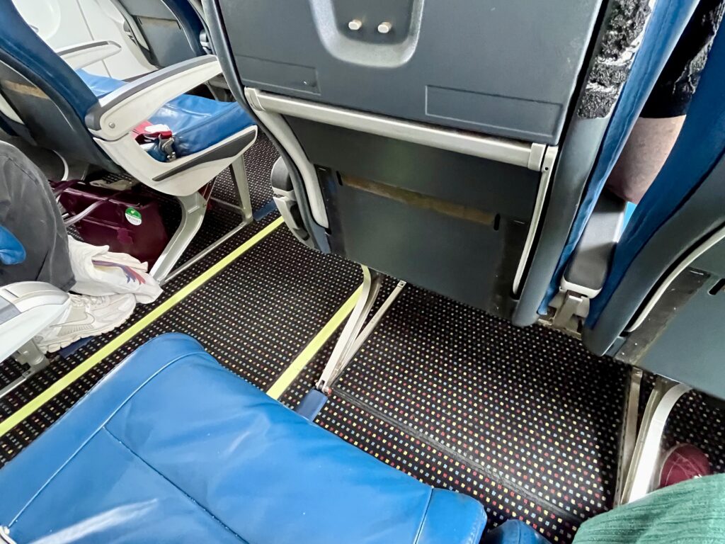 ラオス航空の機内の様子、座席間隔は広い