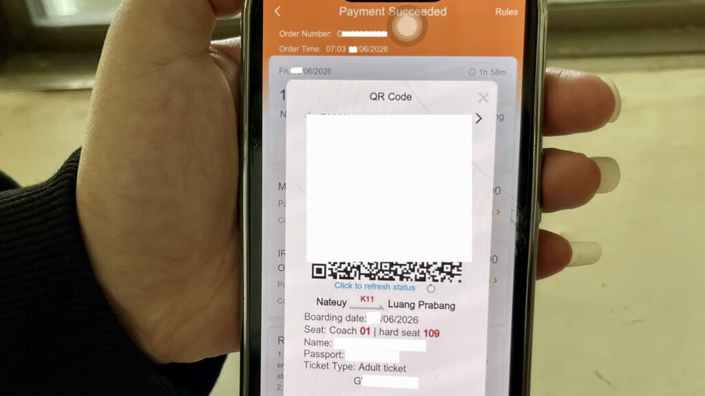 スタッフが提示した、中国ラオス鉄道のQRコードチケット