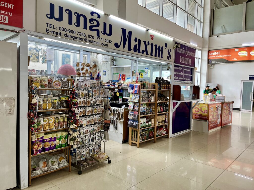ルアンパバーン空港内の、ランドサイドの売店