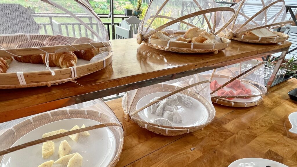 Merry Riverside Hotelの朝食会場、ビュッフェスタイル クロワッサンや果物が並ぶ