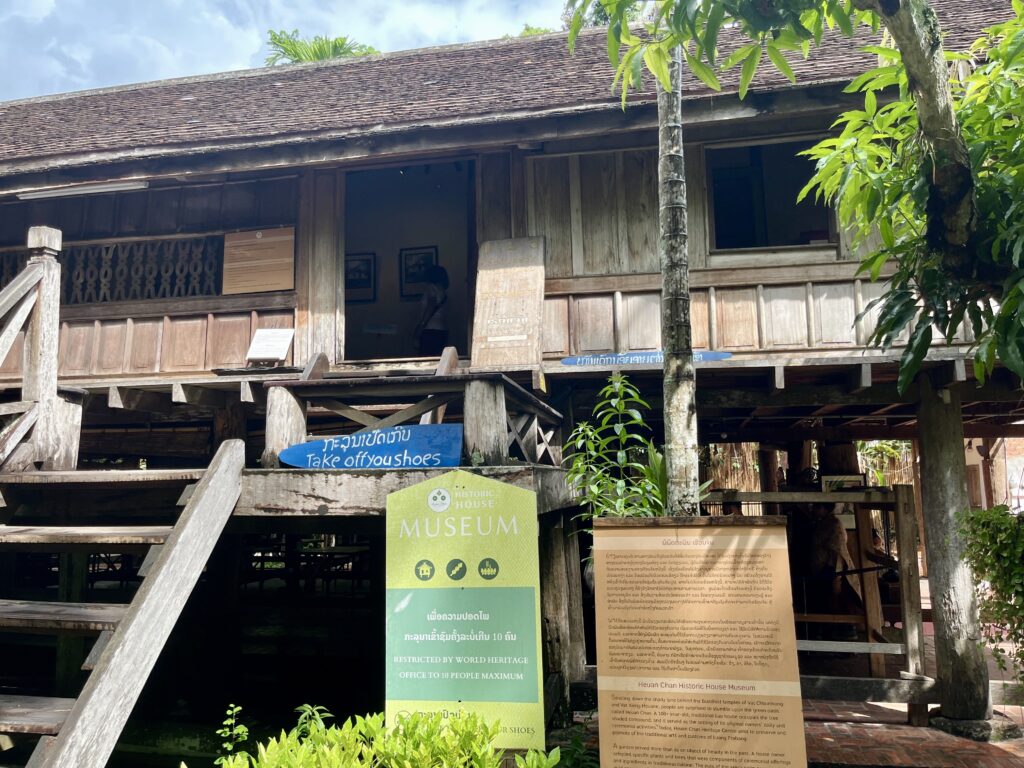 ルアンパバーンにあるフアンチャン歴史博物館の建物内への入り口、木の階段を上がる