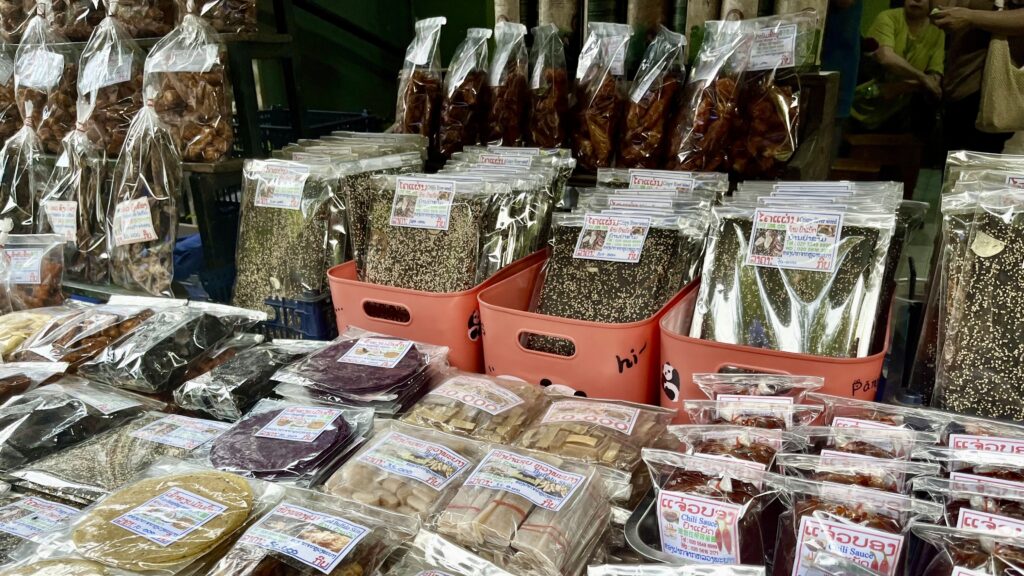 Luang Prabang morning marketに並ぶ乾物、様々なカイペーンがある