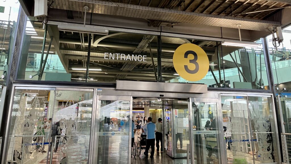 スワンナプーム国際空港到着2階3番出口、利用客が出入りしている