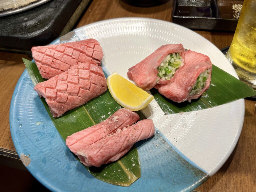 日本街(にほんまち/Nihonmachi)にあるおにくとごはん。で提供される牛タン3種盛り