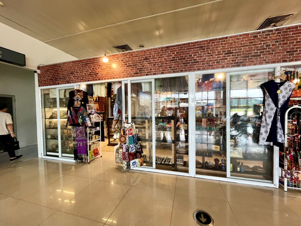 ルアンパバーン空港のエアサイドにある、土産店