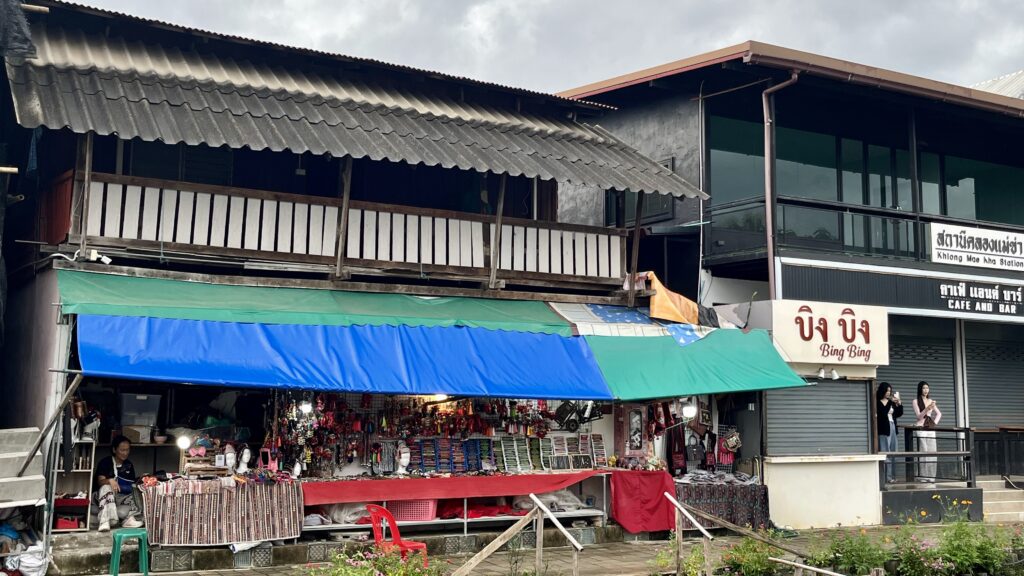 チェンマイにあるメーカー運河、両サイドに土産屋が並ぶ