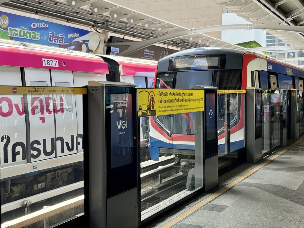 プロンポン駅のホームに到着したBTS（高架鉄道）の列車