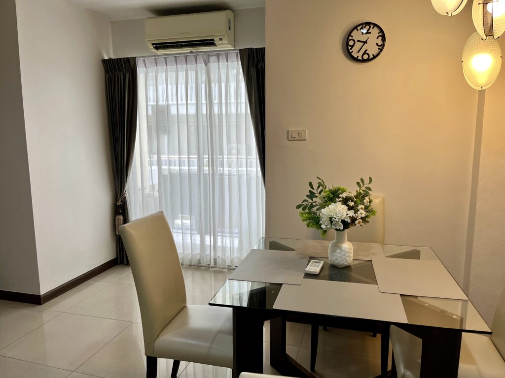 14 プレイス スクンビット スイーツの室内、ダイニングテーブルと椅子が並ぶ