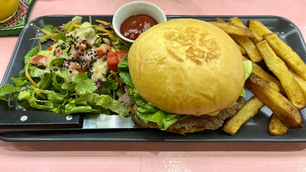 ルアンパバーンにあるBOUANG Asian Eateryの、クラシックハンバーガー