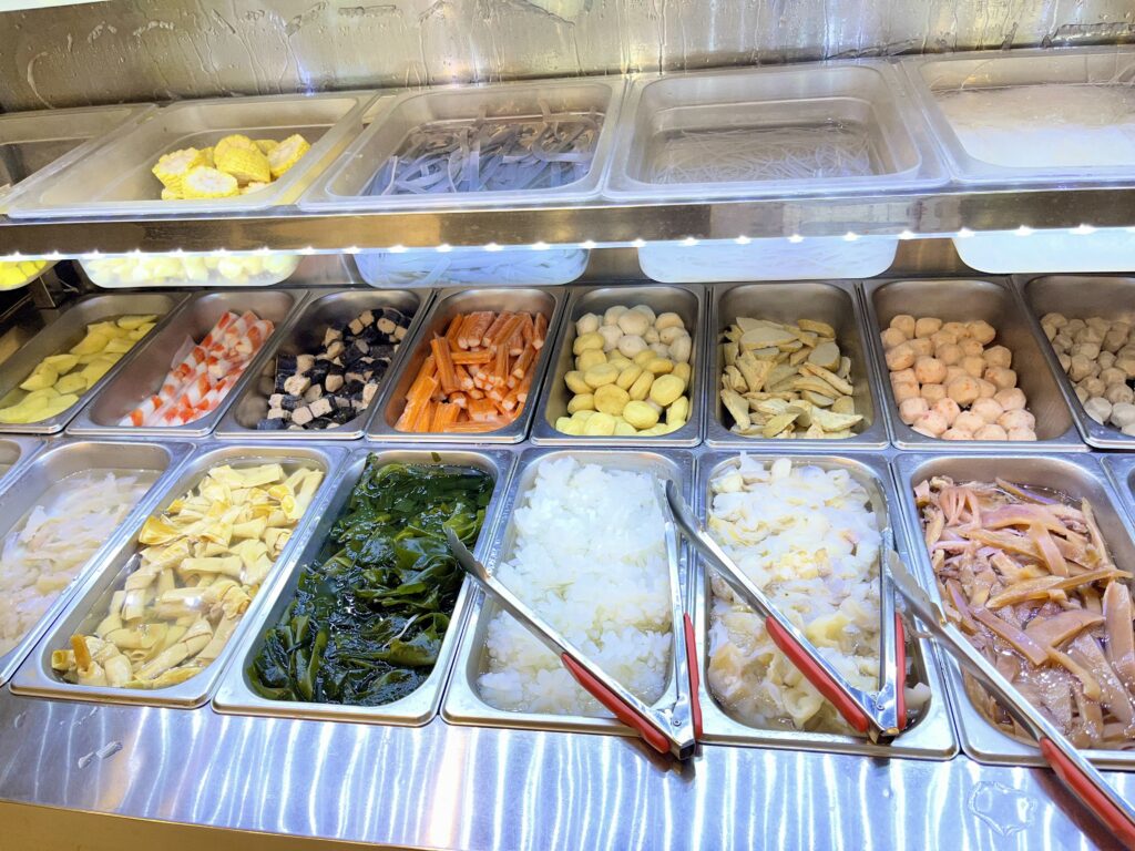 スキダラーのビュッフェコーナー、イカや白木耳などの食材が並ぶ