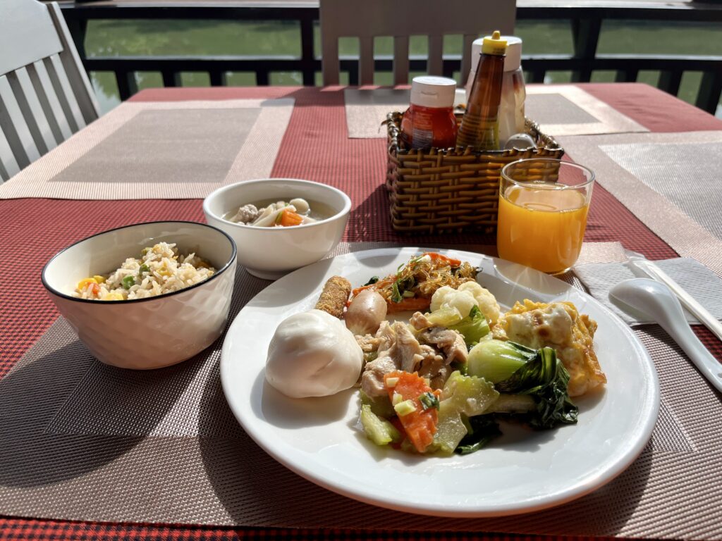 Merry Riverside Hotelの朝食会場、ビュッフェスタイル テーブルにたくさんの料理が並ぶ