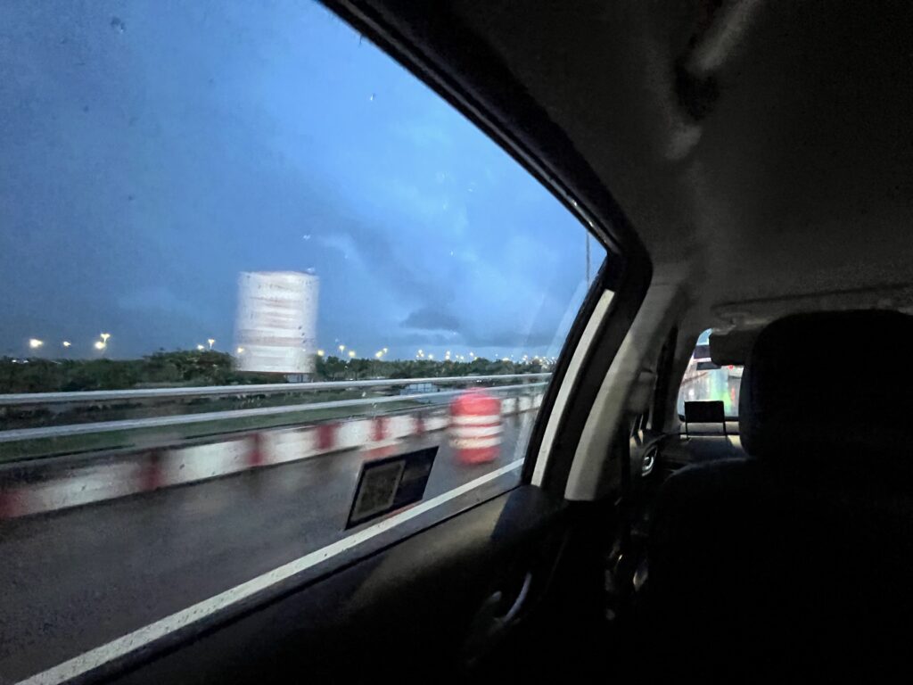 早朝にスワンナプーム国際空港へ向かう、Grab車内の様子