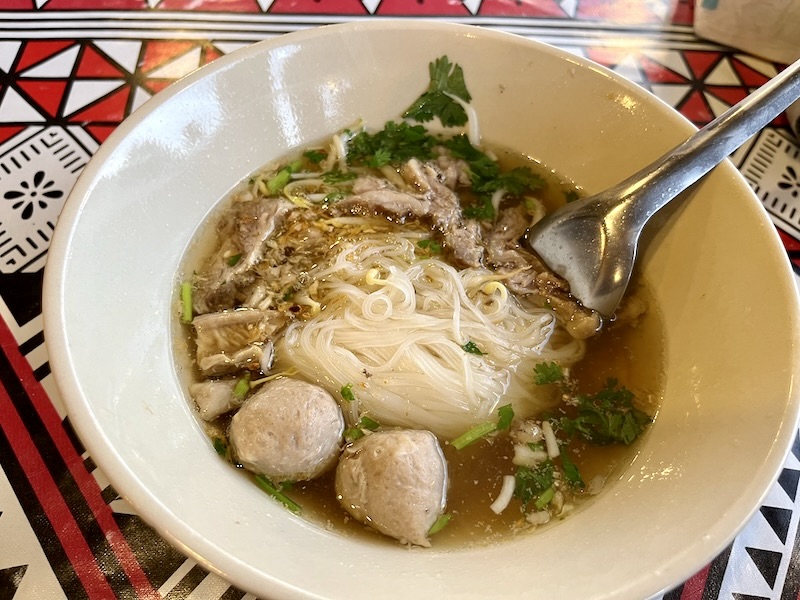 チェンマイのメーカー運河にあるก๋วยเตี๋ยวซอยตันป้าแมว(クイッティオ・ソイタン・パーメーオ)のクイッティオ