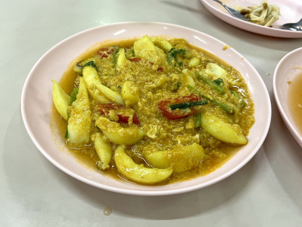 スダーレストランのイカのプーパッポンカレー