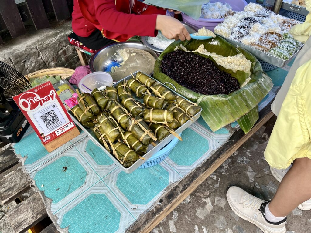 Luang Prabang morning marketのお菓子屋さん、カオニャオ・ダム・サンカヤーが売られている