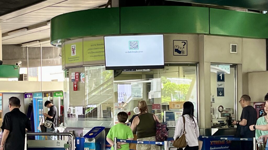 バンコク市内のBTSの駅窓口