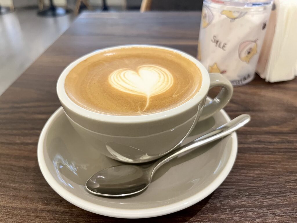 kashiyaの店内のテーブルに置かれたカプチーノ、ハートにラテアートされている