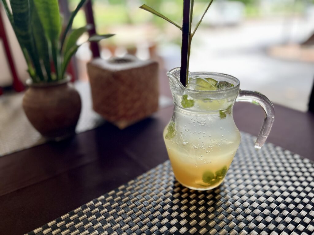 テーブルに置かれたレモングラスが爽やかに香るモヒート風の特製ノンアルコールジュース