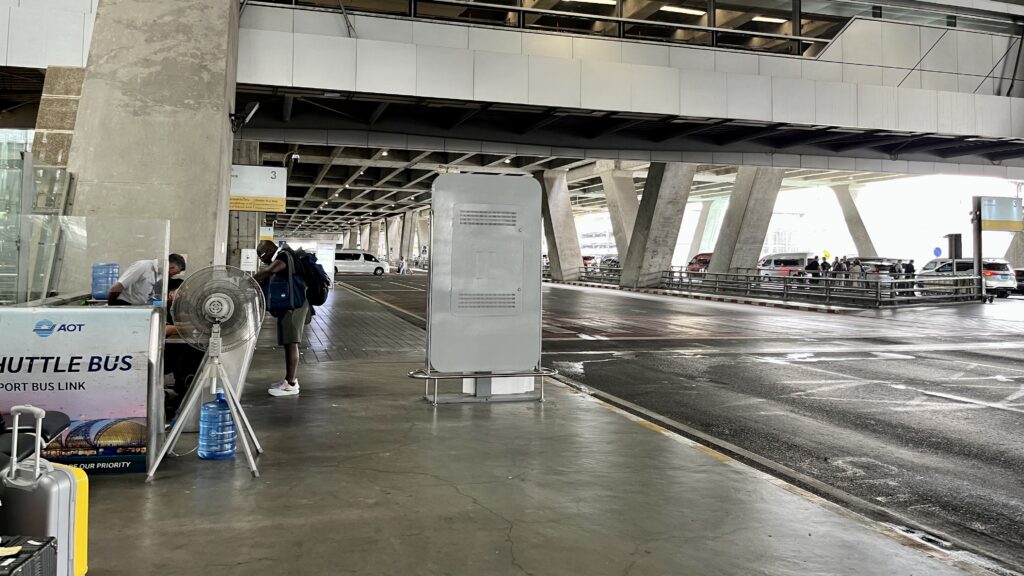 スワンナプーム国際空港の、スワンナプーム〜ドンムアン空港間の無料シャトルバスの受付