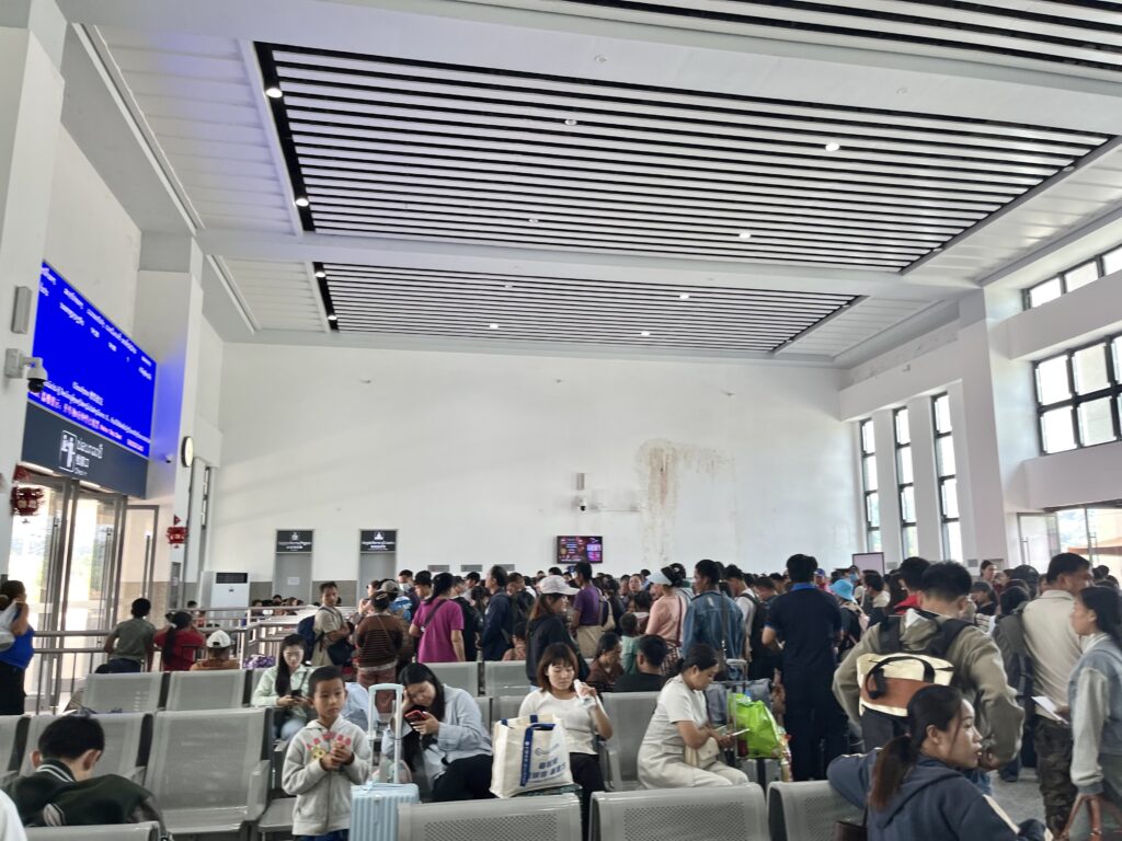 中国ラオス鉄道のナトゥイ駅構内、多くの人でごった返している様子