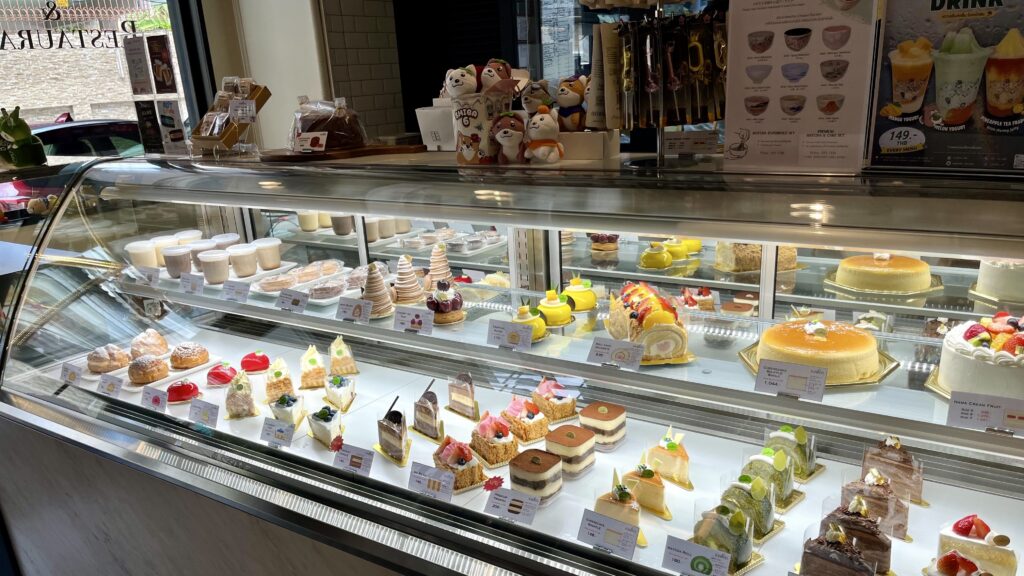kashiyaのショーケース、鮮やかなケーキが並ぶ