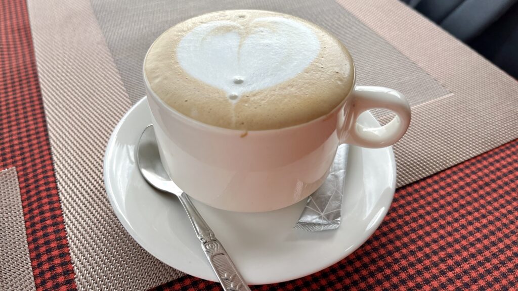 Merry Riverside Hotelの朝食会場、ビュッフェスタイル テーブルの上に
ラテアートされた淹れたてのコーヒー
