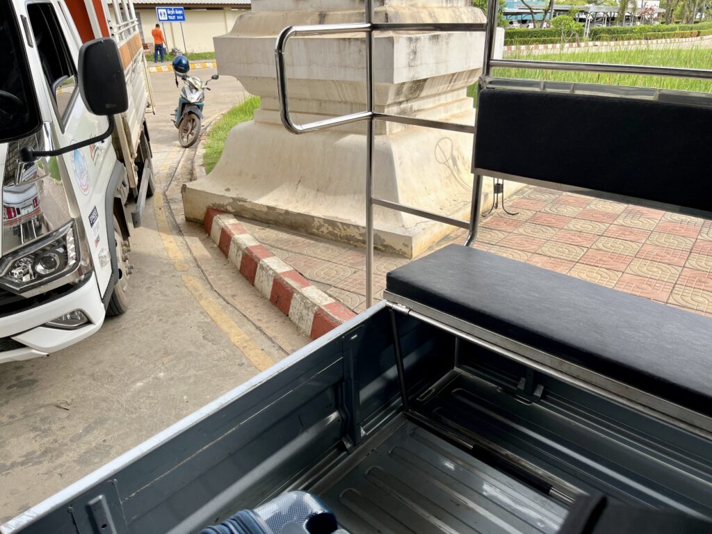 ラオス側のイミグレーションのエントランスに停まっているソンテウ