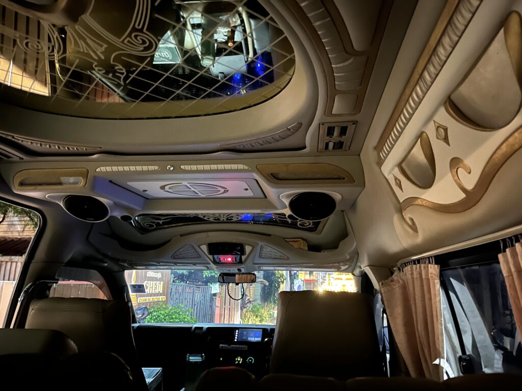 豪華な送迎ミニバンの車内