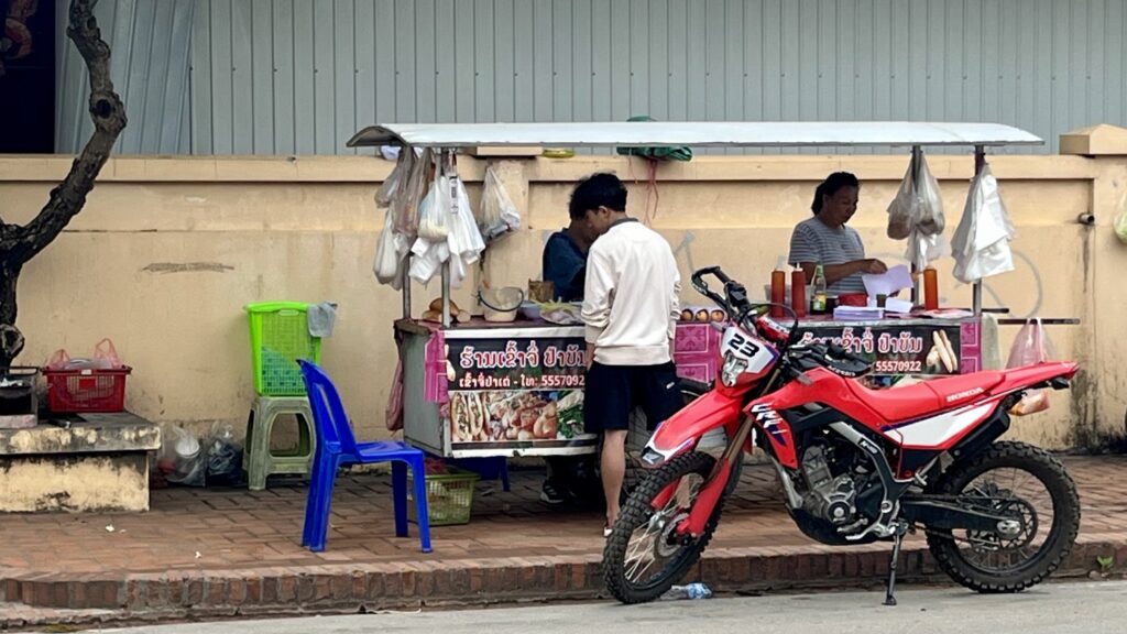 ルアンパバーンの路上屋台、ラオス風のフランスパンサンドイッチを販売する光景