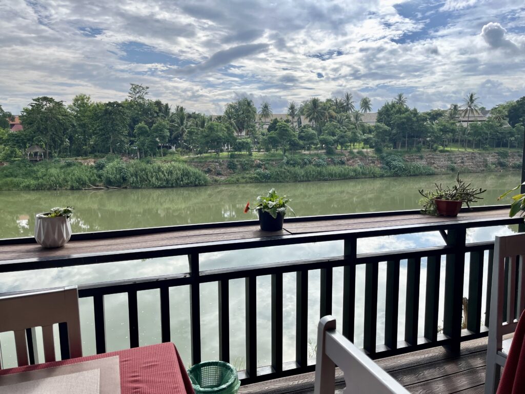 Merry Riverside Hotelのテラスサイドの朝食会場