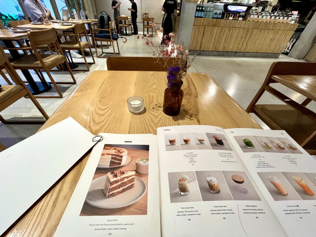 Sarnies Cafe Sukhumvitの店内の様子、テーブルにメニュー表がある