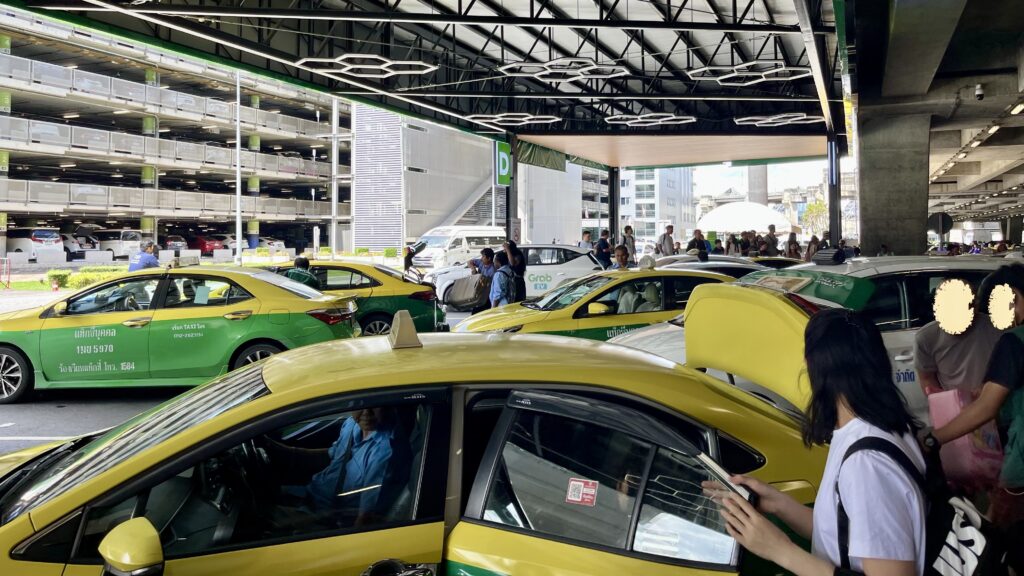 スワンナプーム国際空港のGrabピックアップポイント、多くの観光客が乗り込む