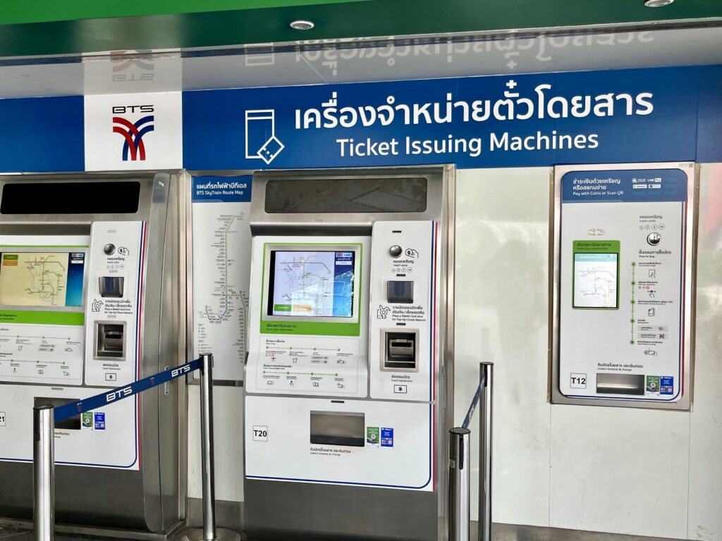 バンコク市内にあるBTSの駅の券売機