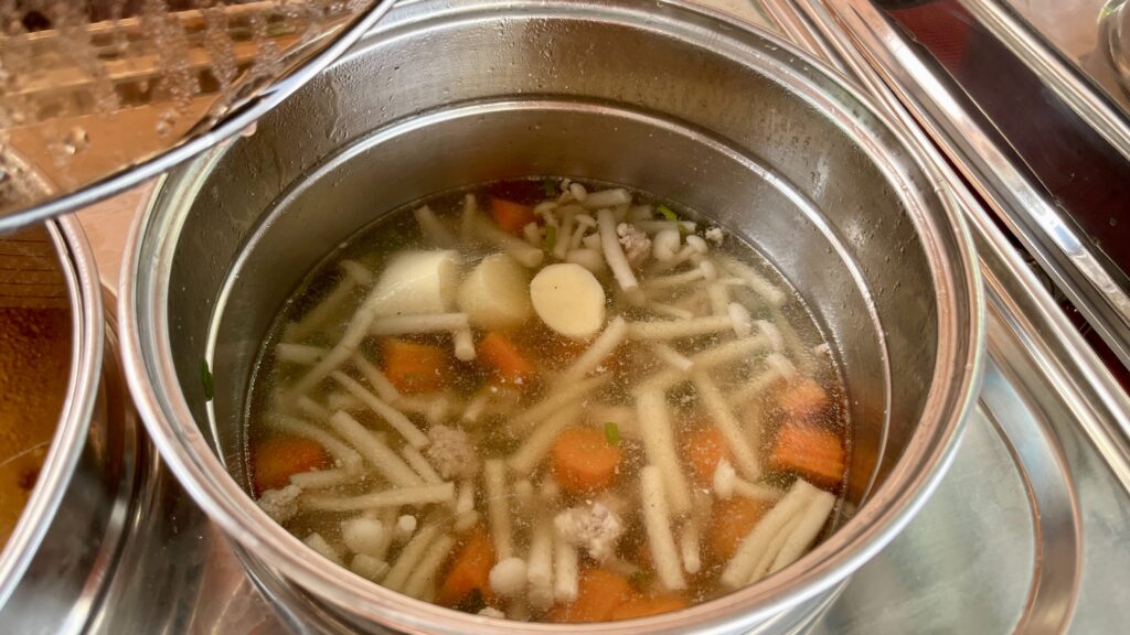 Merry Riverside Hotelの朝食会場、ビュッフェスタイル マカロニ入りスープ