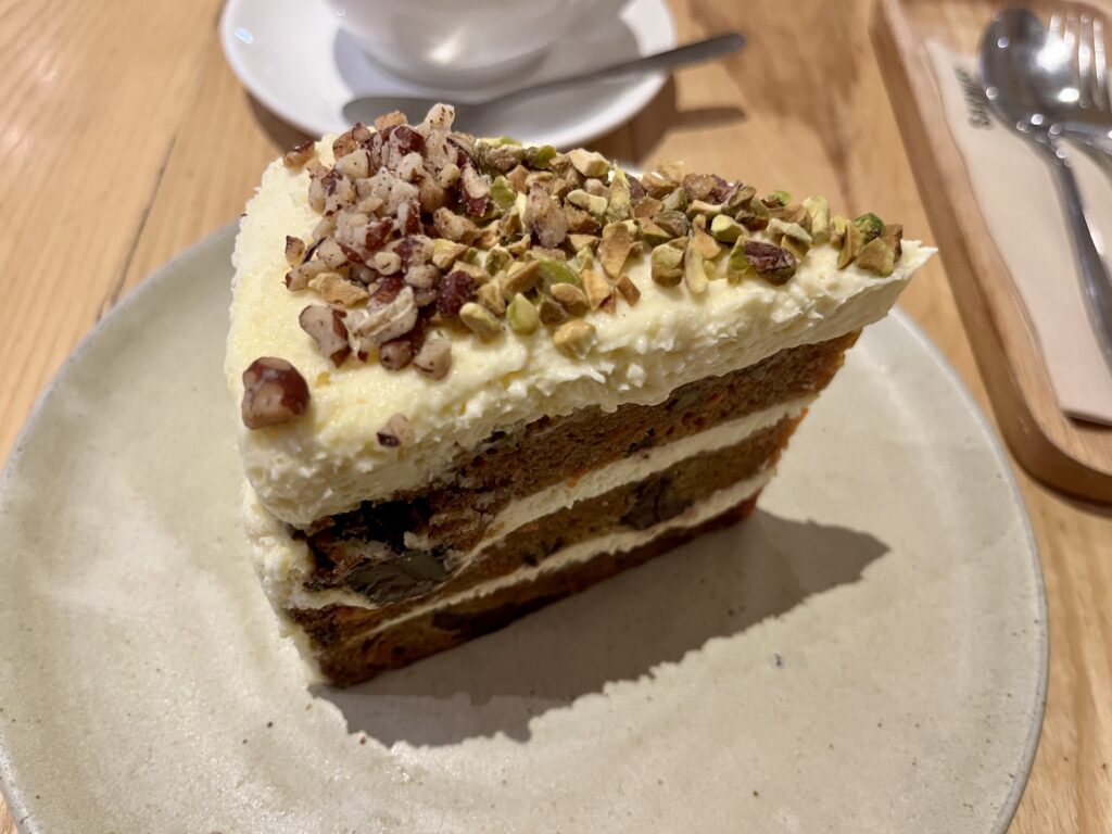 Sarnies Cafe Sukhumvitのキャロットケーキ