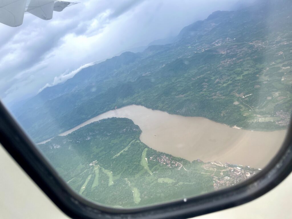 ラオス航空のプロペラ機から眺める、メコン川とルアンパバーンの街並み