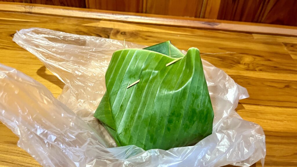 Luang Prabang morning marketで購入したカオニャオ・ダム・サンカヤー、バナナの葉に包まれている