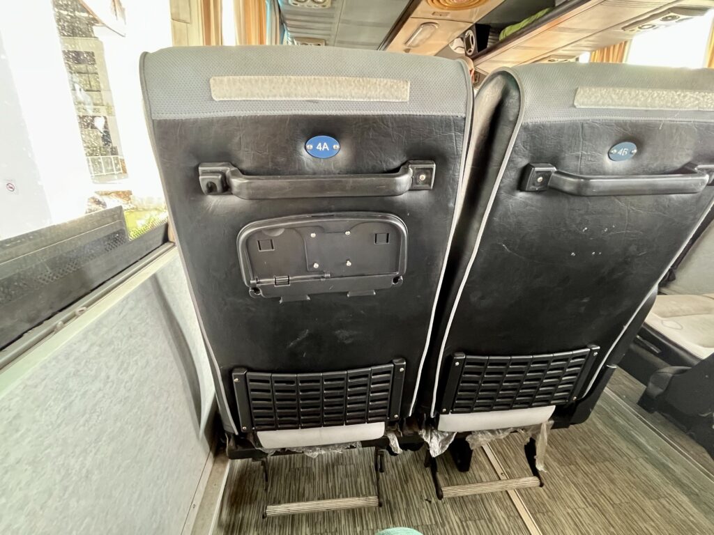 国際バスの車内、シートがやや古い
