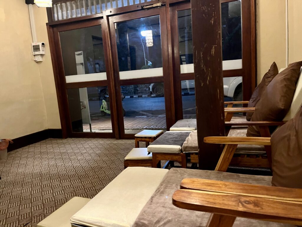 Nalin Massage & Spaの店内の様子、椅子が並ぶ