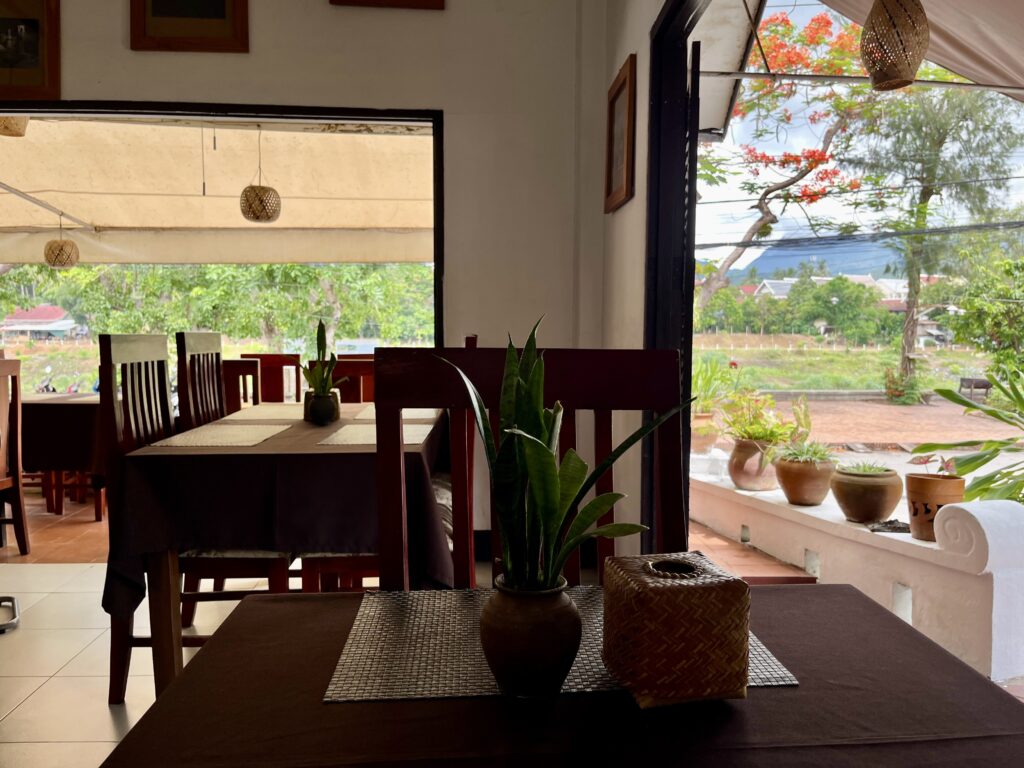 ルアンパバーンにあるBamboo Tree Namkhan Riverside Restaurantの室内