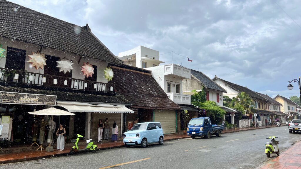 ルアンパバーンのルアンパバーン国立博物館前の通り