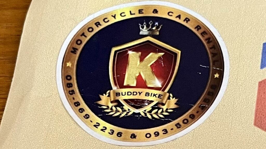 K Buddy Bikeのマークのシール、識別のためツアー客に貼られたもの